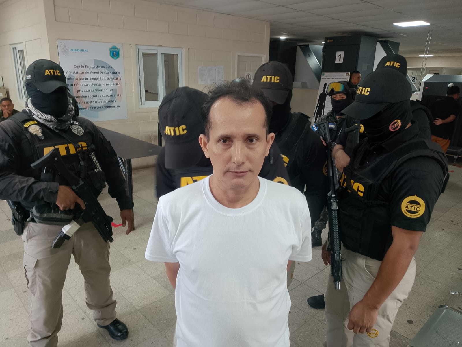 Honduras entrega al FBI a prófugo.