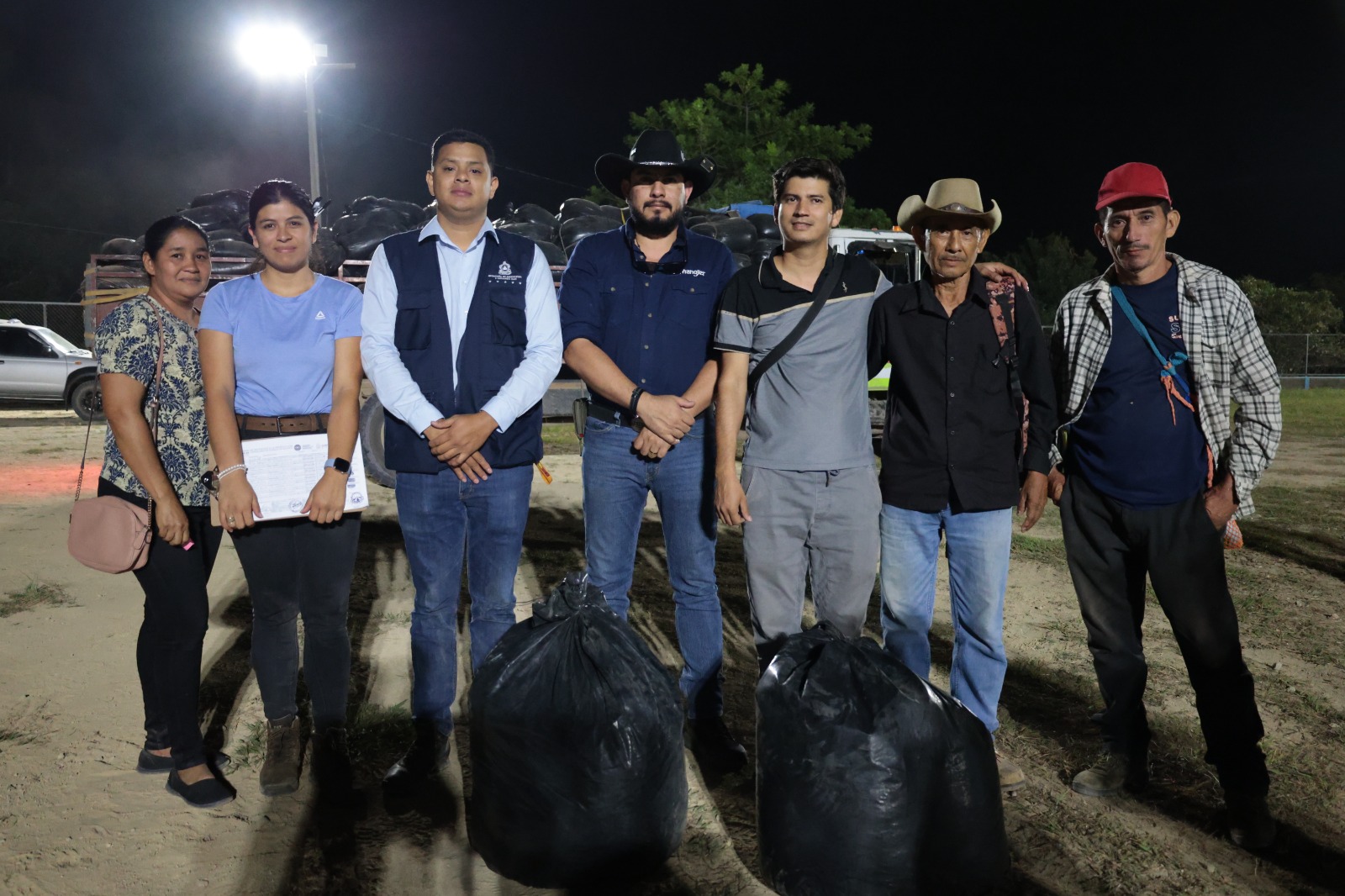 La SAG benefició a pequeños ganaderos de Piraera, Lempira, con 1,160 sacos de silo de maíz.