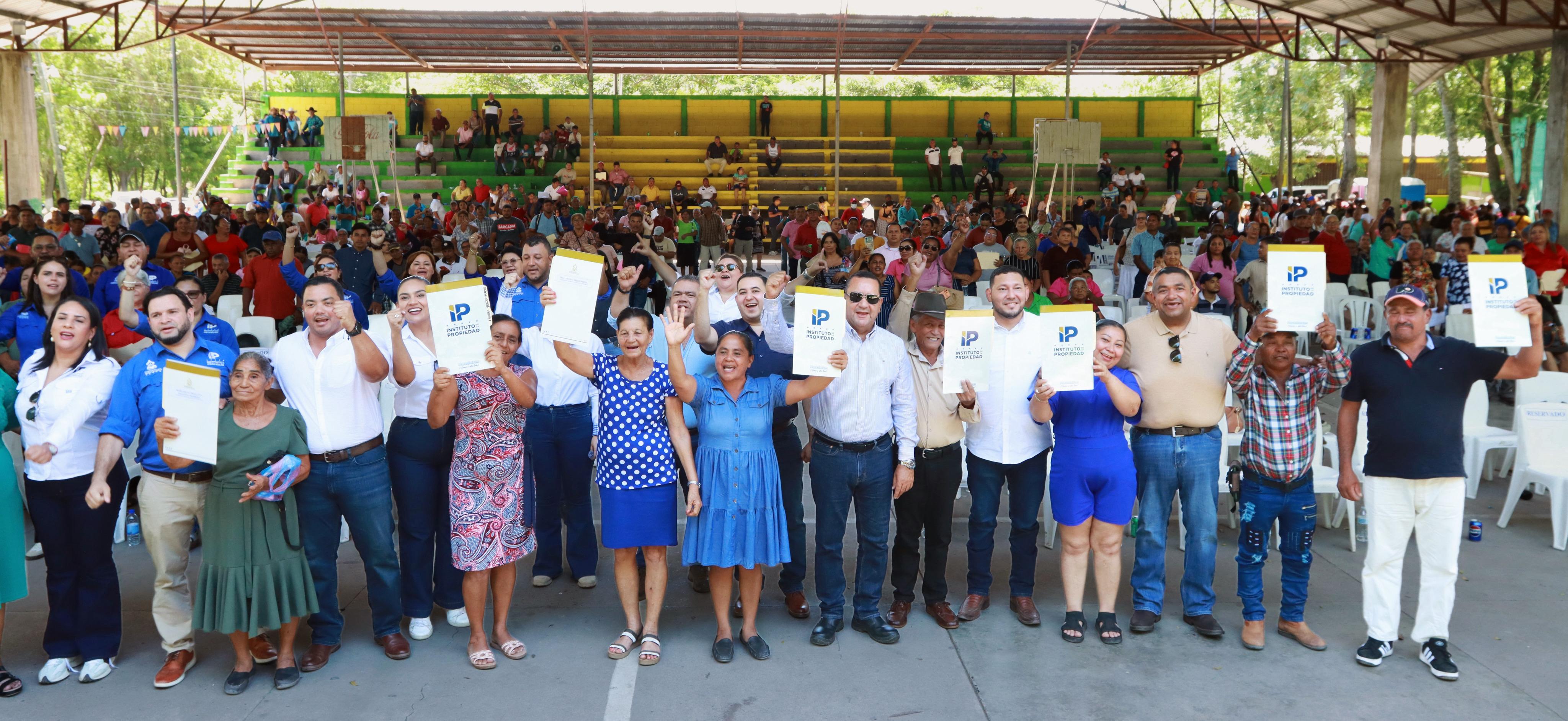 Familias de Olanchito, Yoro, recibieron legalmente sus títulos de documentación legal de sus propiedades.