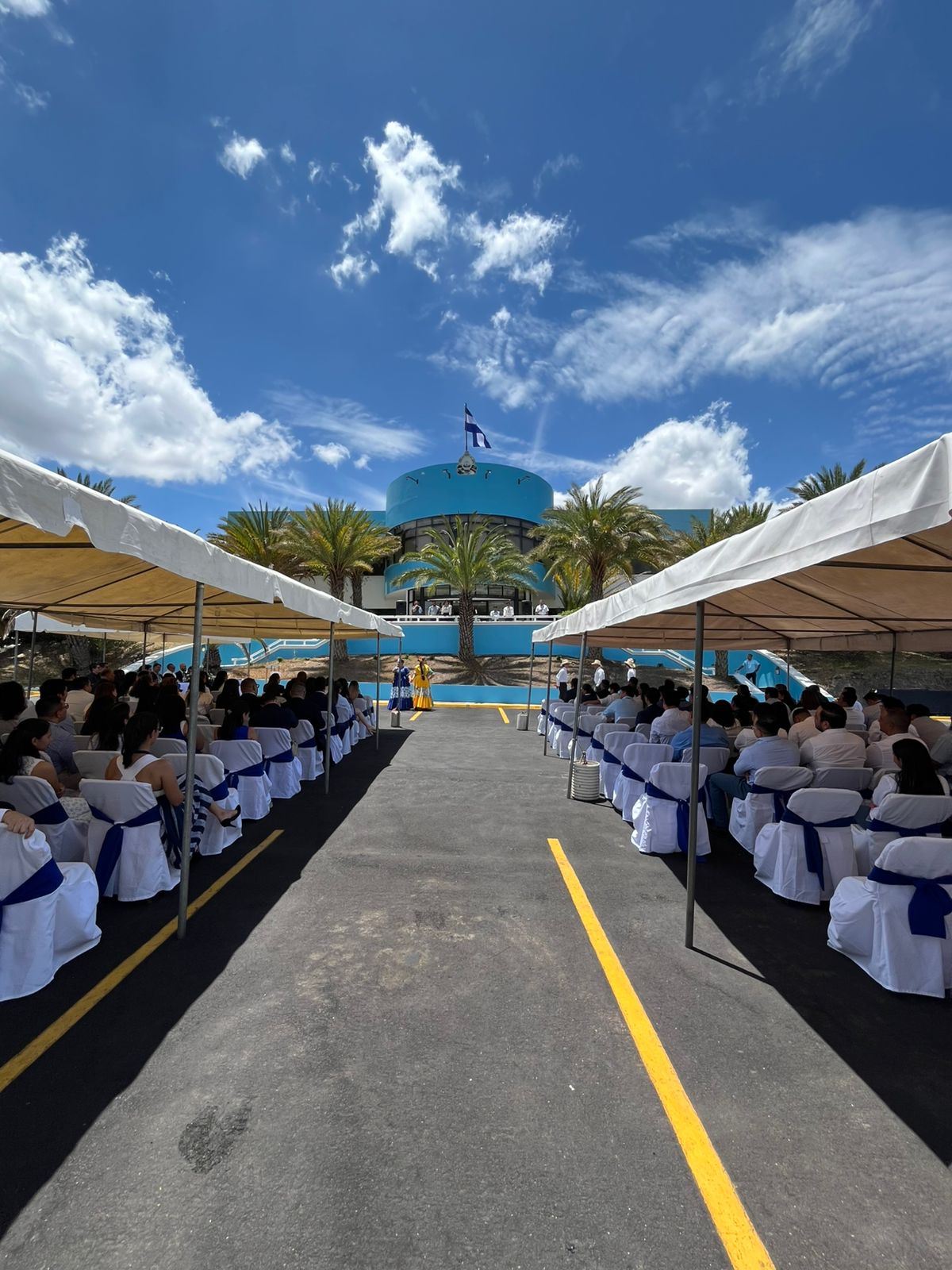 Portando atuendos en tonos azul y blanco, colaboradores de la institución se reunieron para conmemorar el Día de la Bandera Nacional y reafirmar su compromiso d