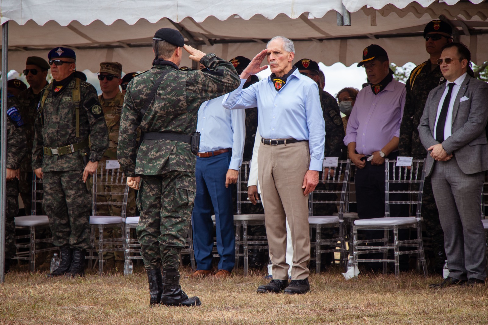 Nasry Asfura participó en la ceremonia de graduación del curso Tesón, realizada en el Segundo Batallón de Infantería Aerotransportado, en Támara, FM.