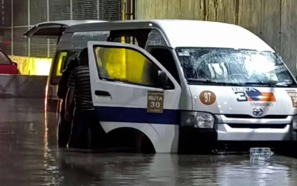 Seis pasajeros mueren intoxicados tras quedar atrapados en microbus en México