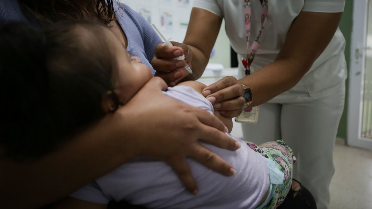 Vacunación en Honduras apenas alcanza 60 %; Salud pide a padres completar esquema
