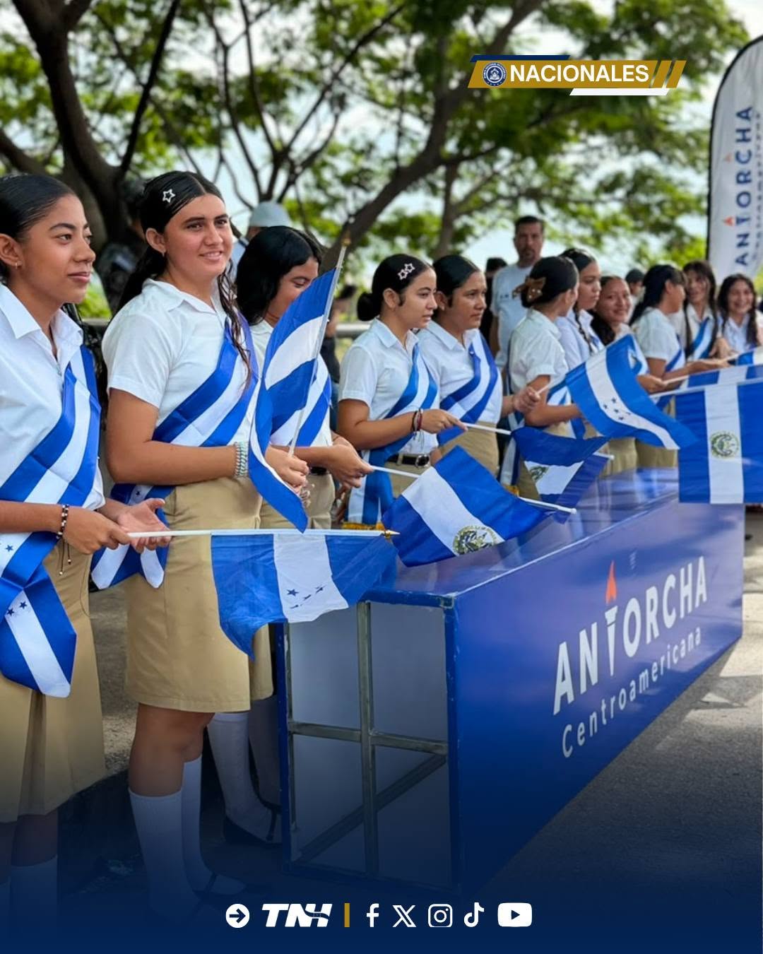 La ceremonia reunió a estudiantes, docentes y bandas estudiantiles que acompañaron el tradicional relevo.
