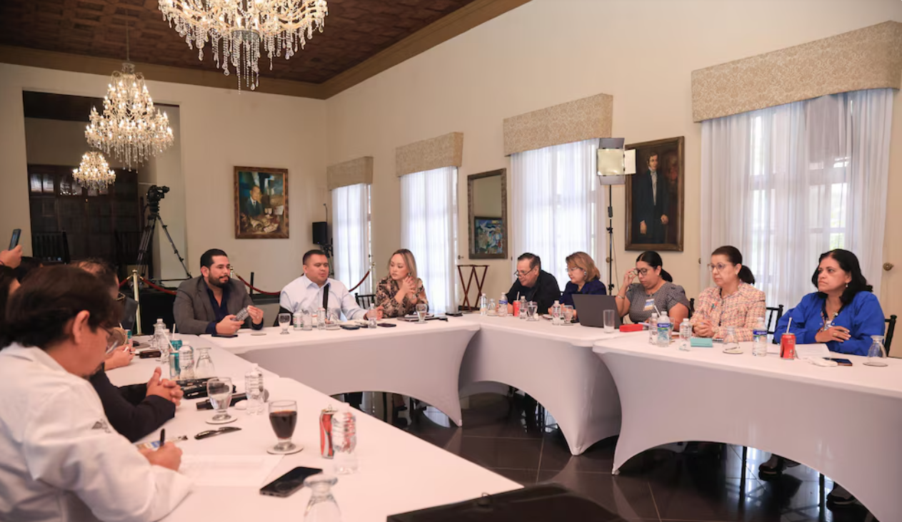 Gobierno intensifica diálogo con el CMH para evitar paro médico en el país