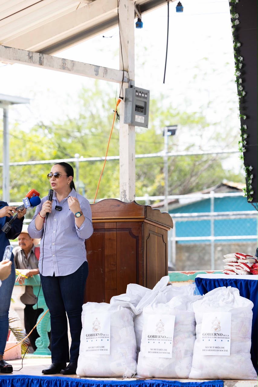 La ministra de Sedesol, Fátima Juáres, realizó entrega de sacos de alimento al municipio de San Miguelito, Francisco Morazán.