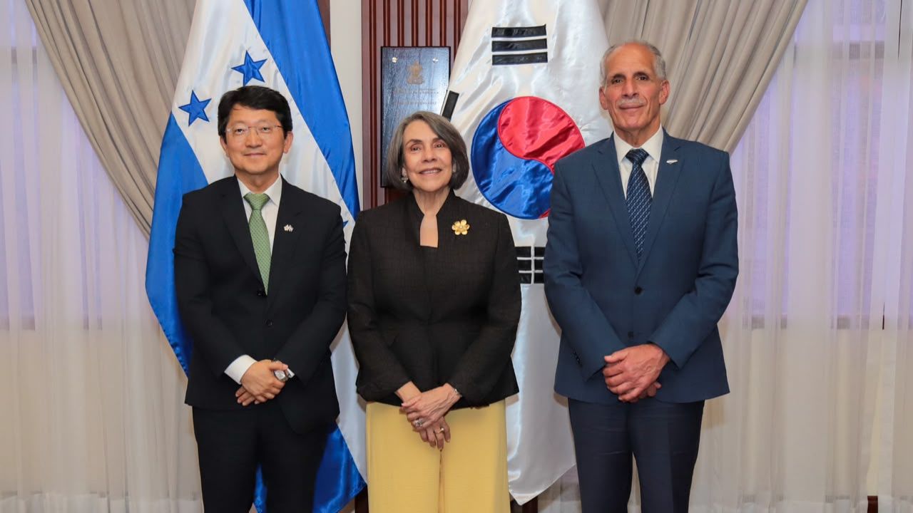Presidente Asfura recibe cartas credenciales de nuevos embajadores de Perú y la República de Corea. Foto: Cortesía