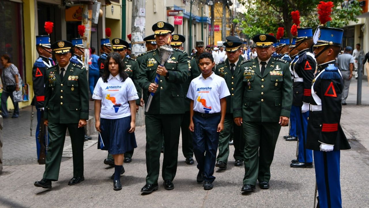 Antorcha Centroamericana llega a Tegucigalpa y enciende el espíritu patrio