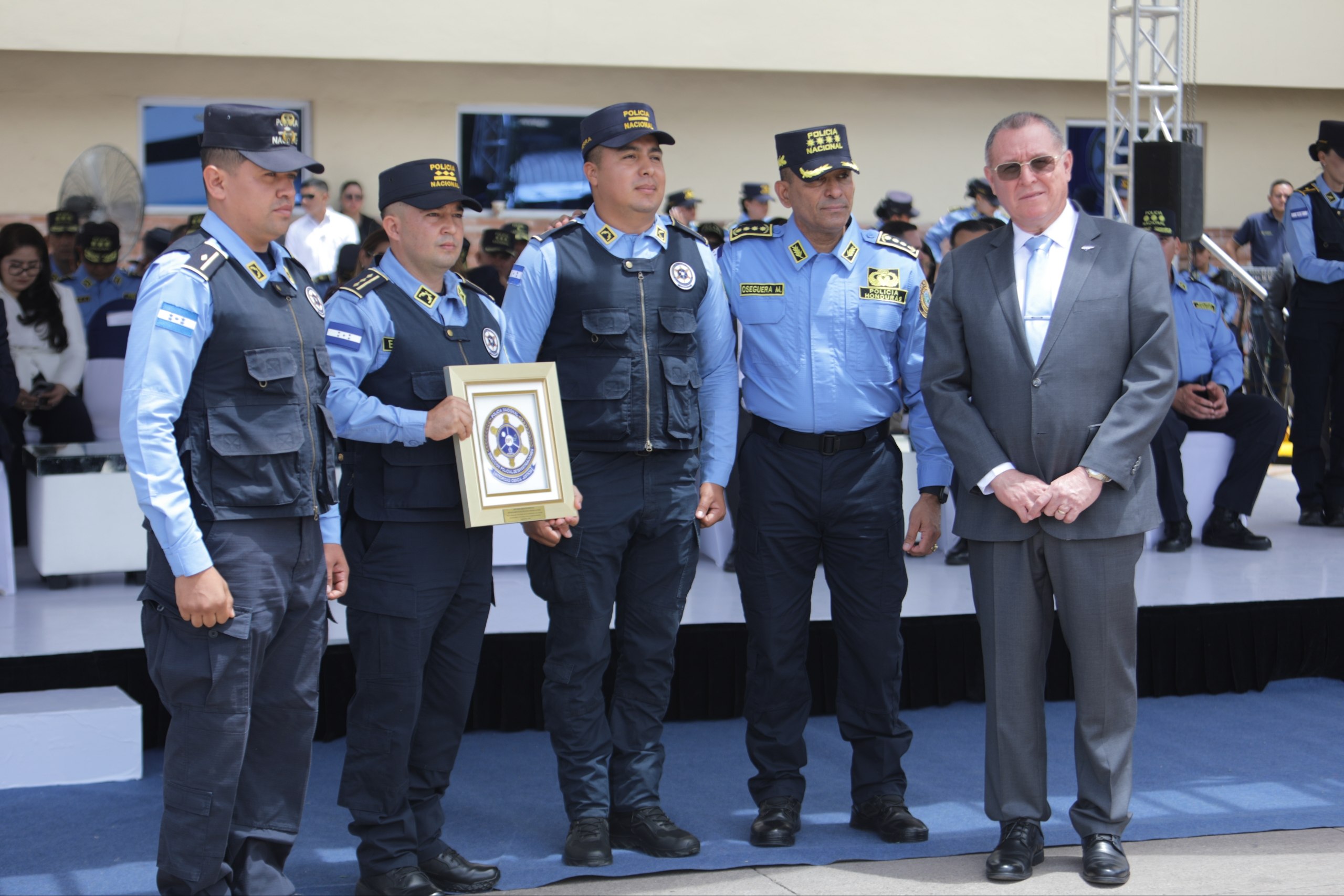 La ceremonia incluyó un reconocimiento al trabajo de los investigadores que participan en casos de alta complejidad.