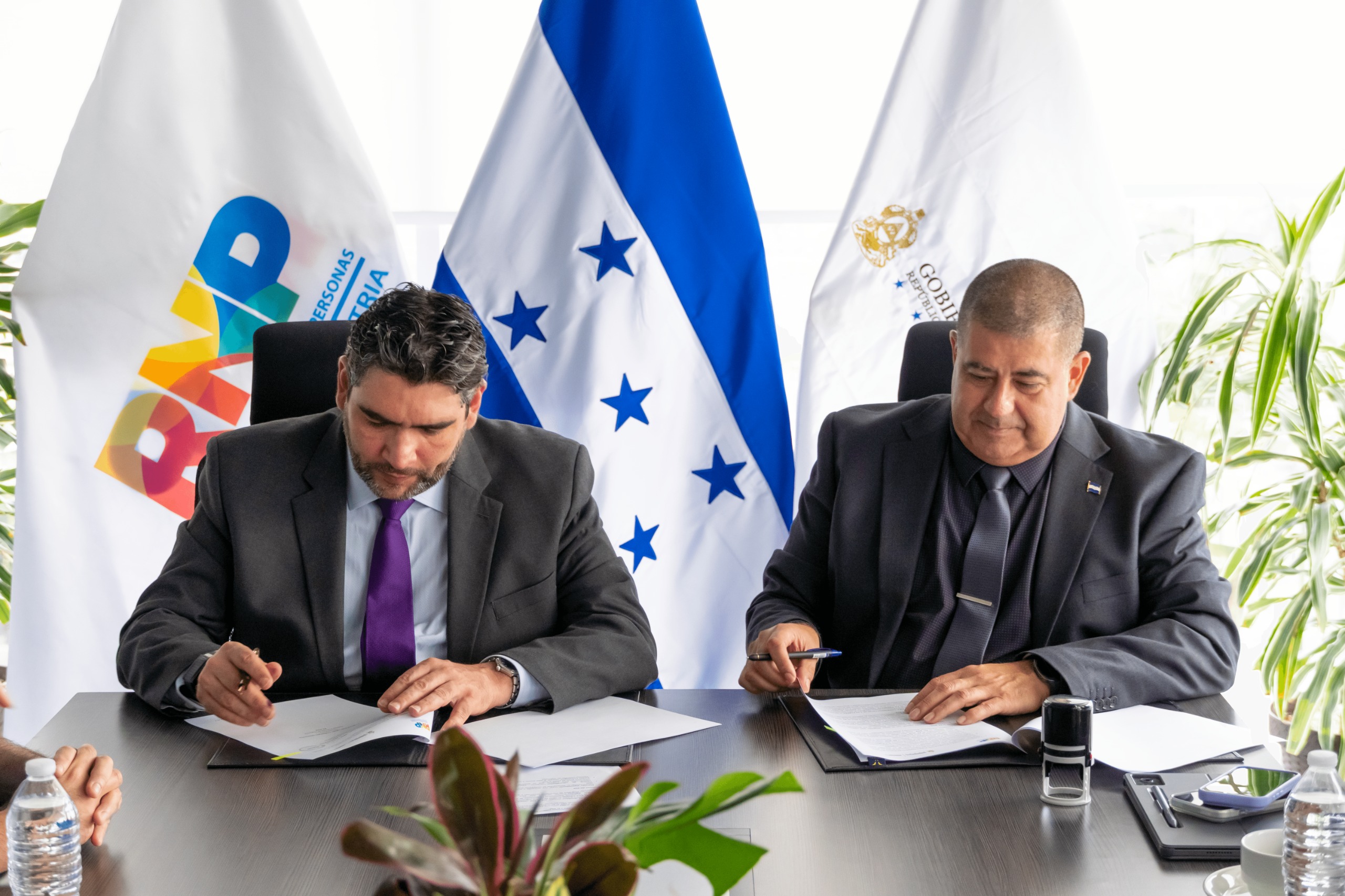 Representantes del INM y RNP dieron subscripción a la adenda de convenio.