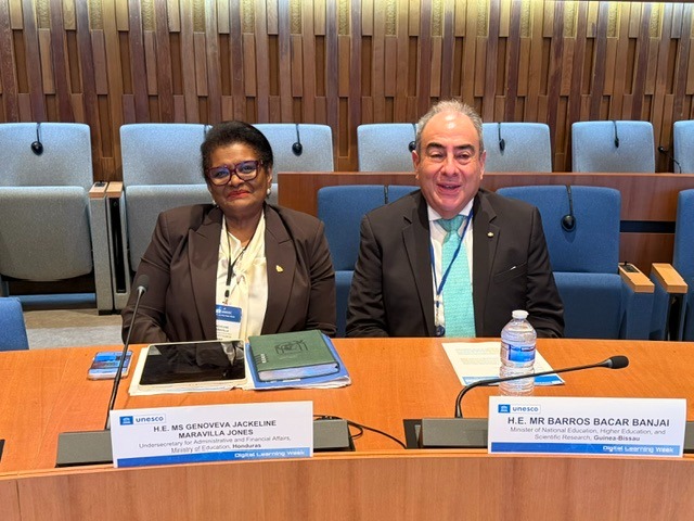 La subsecretaria de Educación Jackeline Maravilla Jones, junto al representante de Honduras ante la UNESCO, Roberto Ochoa.