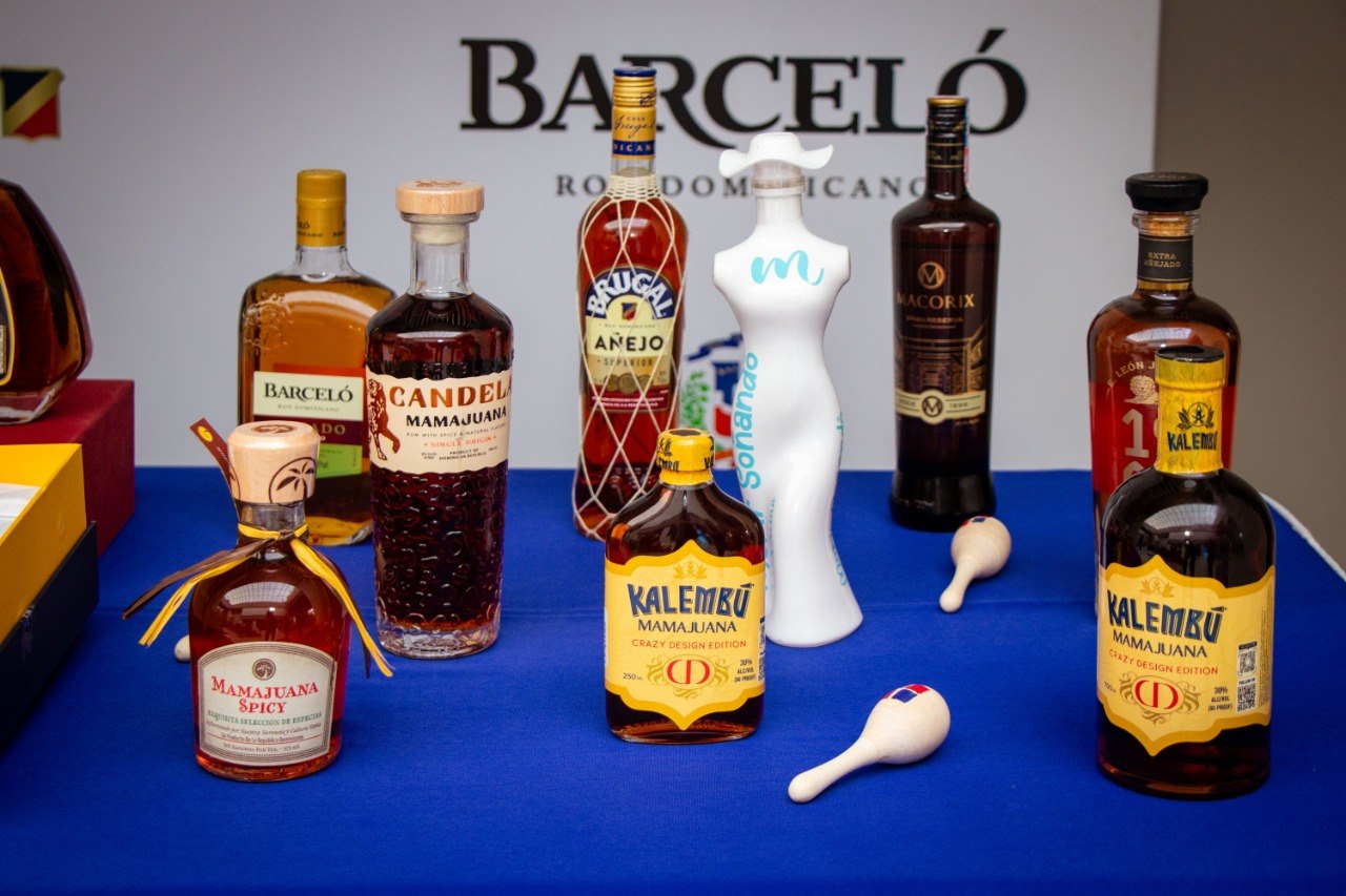 Ron de diferentes tipos degustaron a los invitados en esta noche.