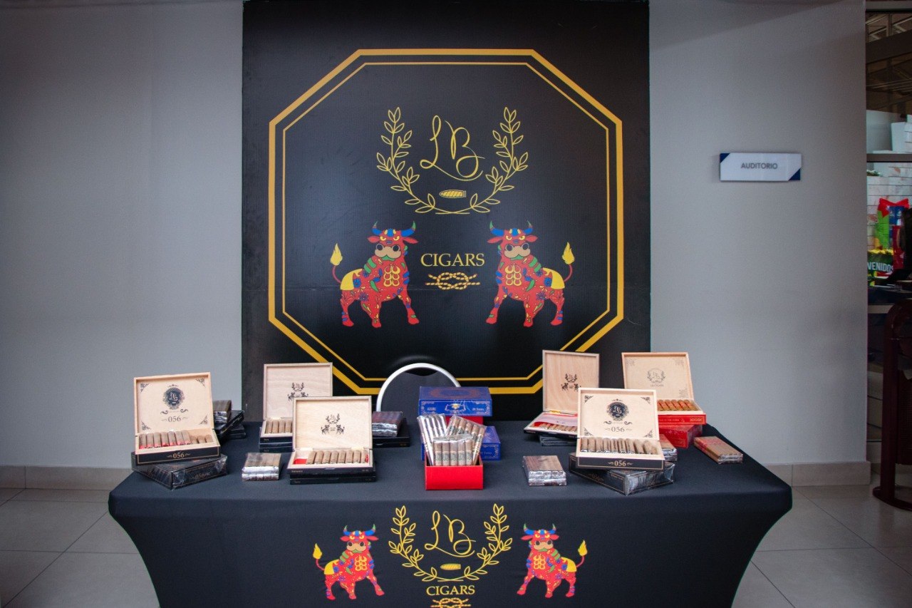 La presentación de tabaco engalanó la noche.