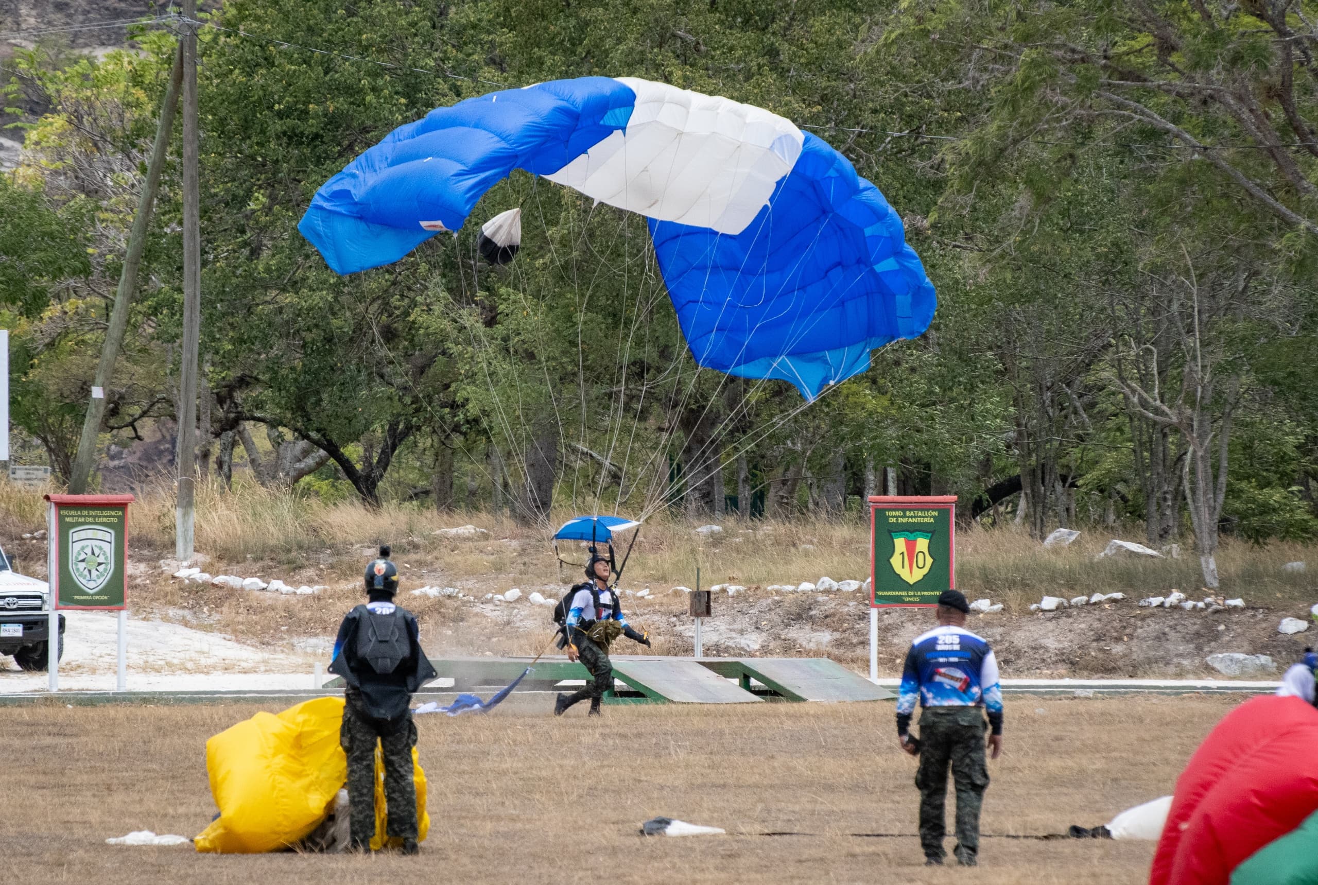 Exhibición de paracaidismo en Campo Parada Marte