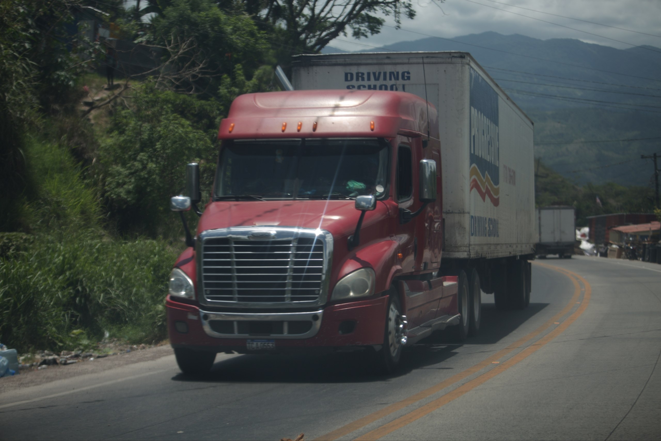 El sector del transporte juega un rol fundamental ligado a los abastecimientos y funcionamientos de distintas actividades económicas.