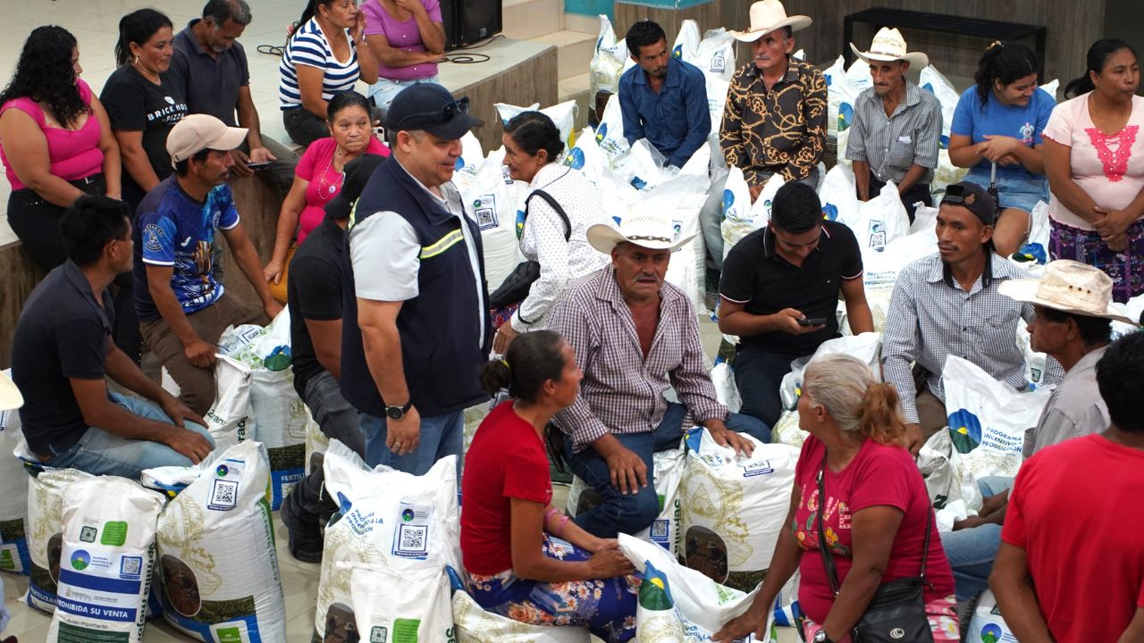 Entregan incentivos a productores agrícolas para enfrentar la sequía en Copán