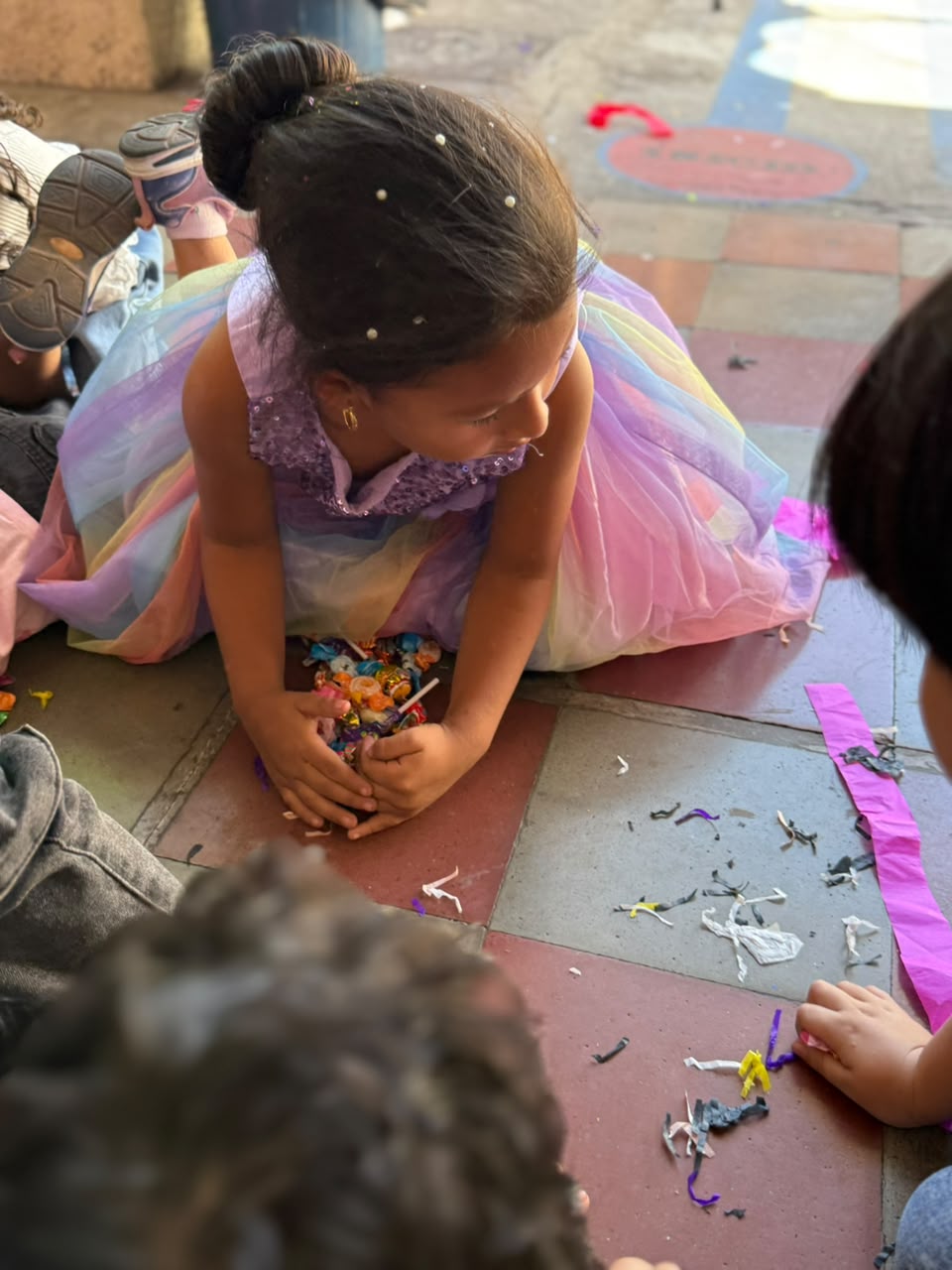 La alegría por recoger la mayor cantidad de dulces no se escondía en las caras de los pequeños.