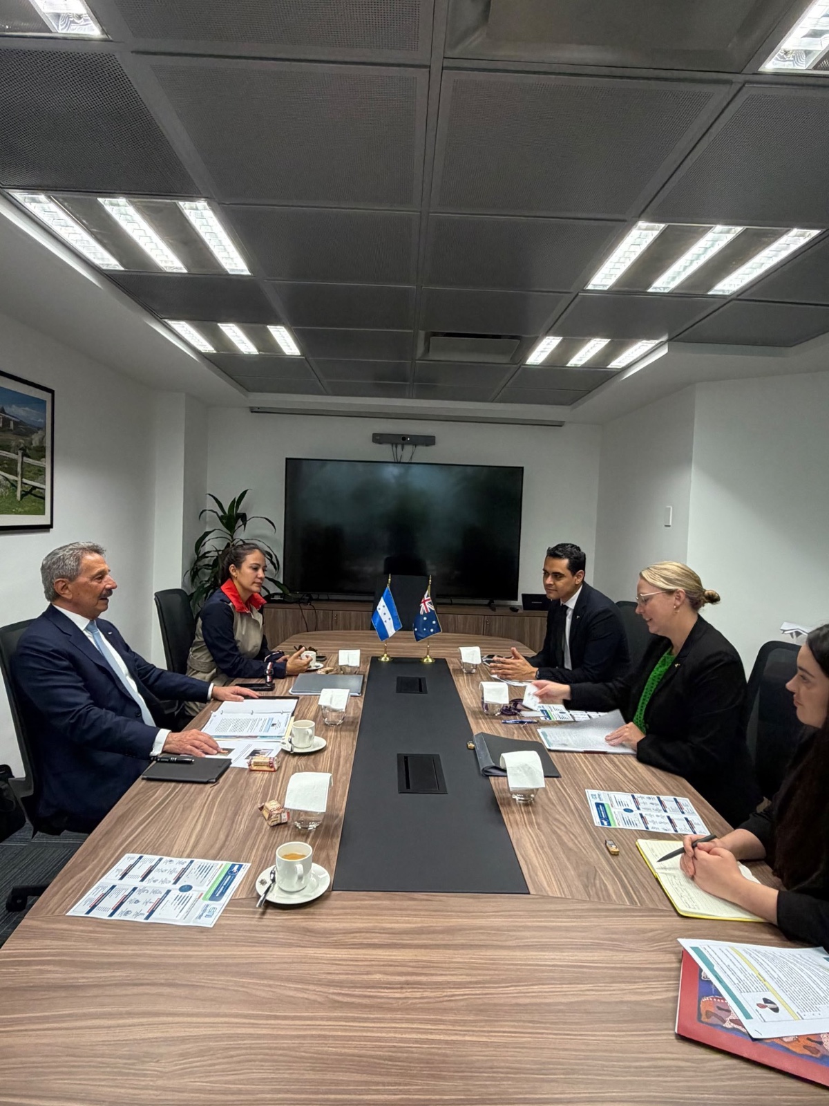 Representante de Honduras y Australia se reunieron en México.