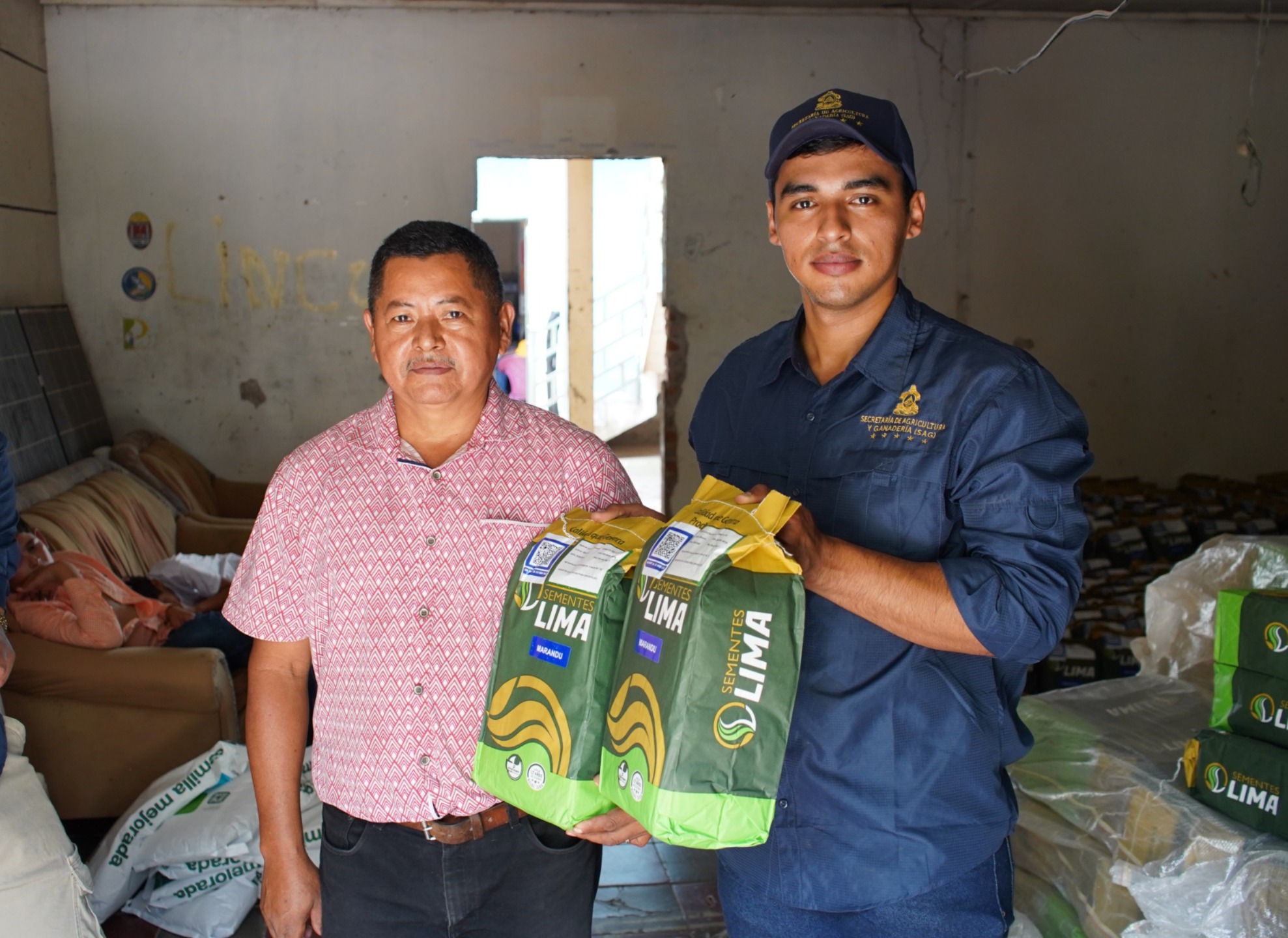 La SAG entregó semillas de sorgo y ensilaje a productores de Olancho como parte del Programa de Incentivo a la Producción Ganadera.