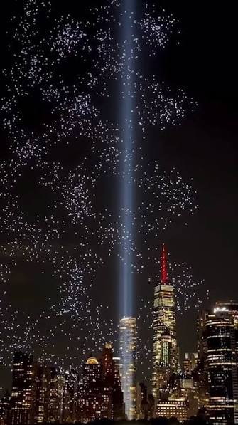El tradicional “Tribute in Light” volvió a iluminar el cielo de Nueva York durante el 25 aniversario de los atentados.