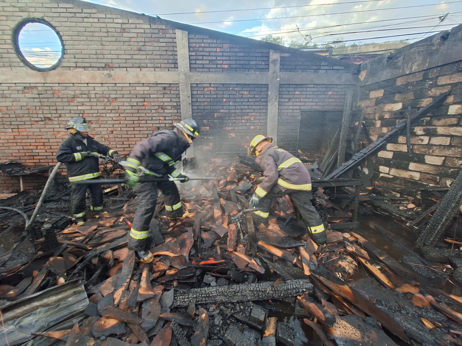 Controlan voraz incendio que afectó a un taller de tapicería en la colonia Germania