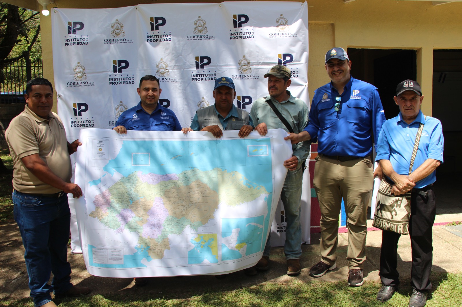 El secretario ejecutivo del Instituto de la Propiedad, Luis Torres, encabezó la jornada de atención y servicios registrales y catastrales en Nahuaterique.