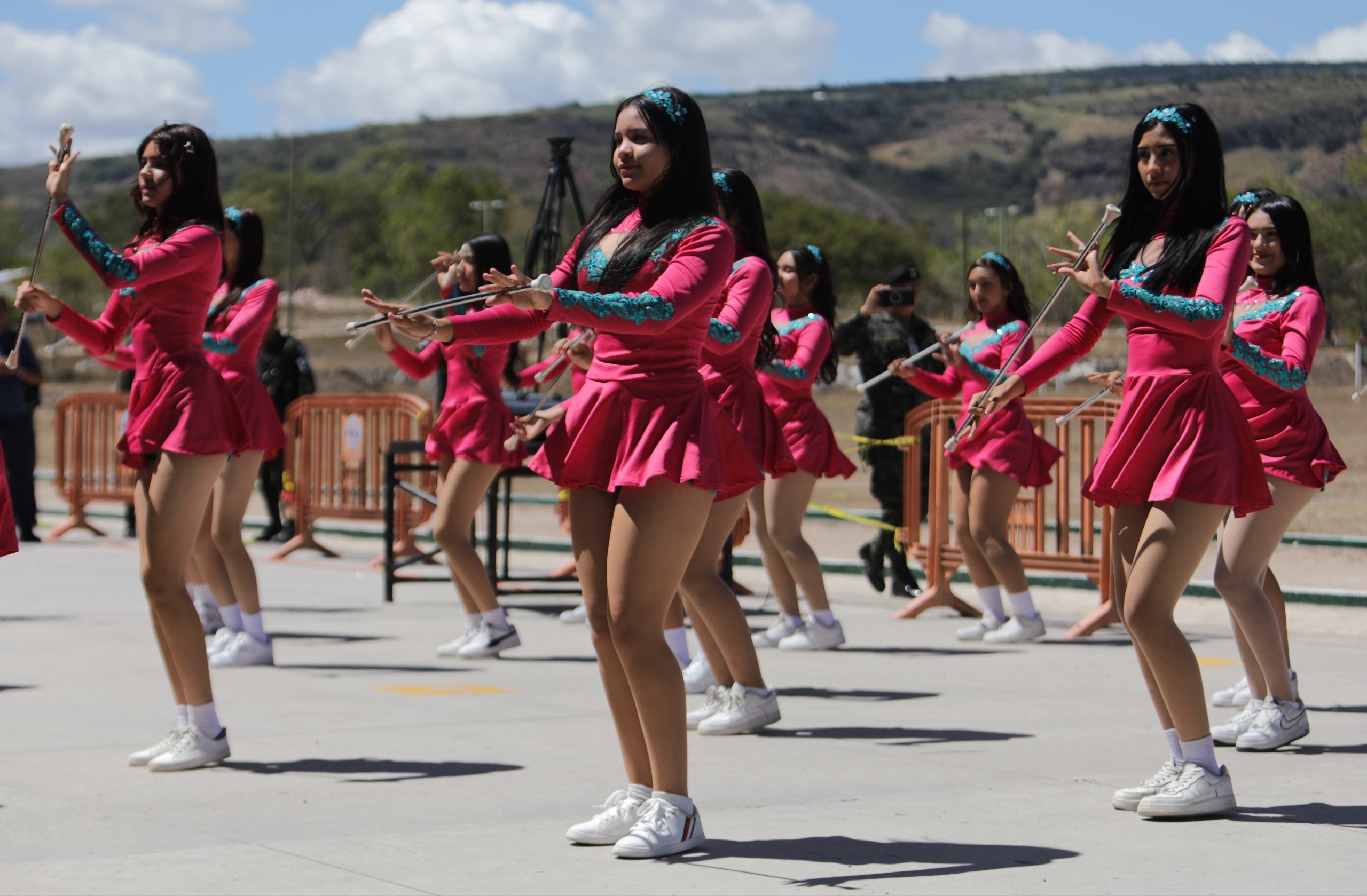 Previo al espectáculo de paracaidismo  las palillonas del Central Vicente Cáceres llenaron de baile y belleza el evento.