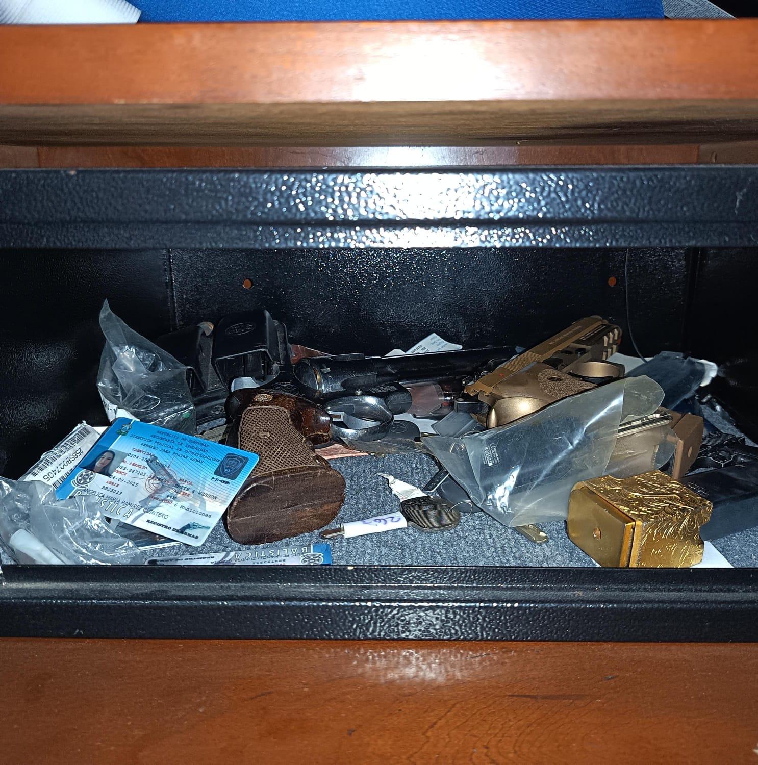 Armas de fuego, dinero en efectivo, dos vehículos y 12 teléfonos celulares fueron decomisados.