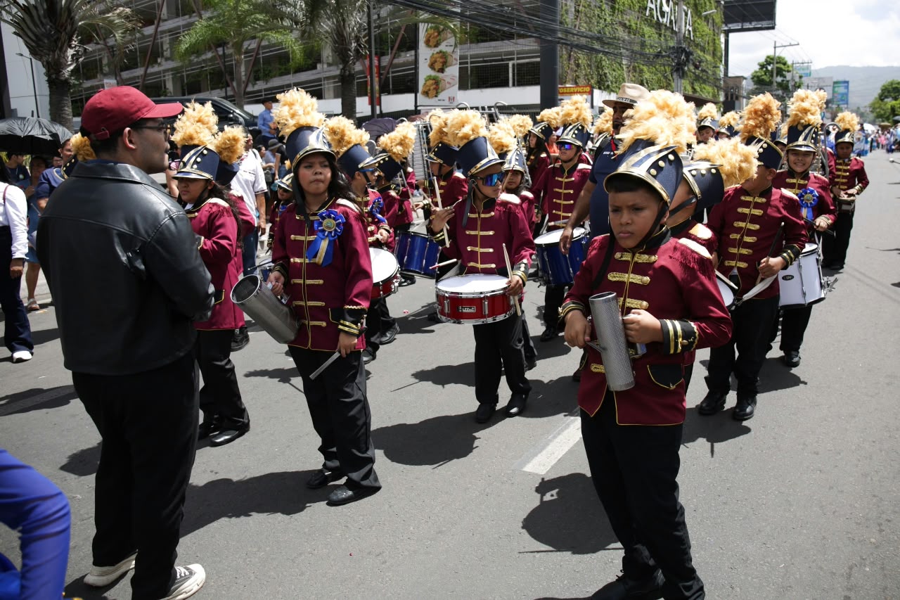 Las actividades cívicas buscan fortalecer entre las nuevas generaciones el amor por Honduras. Instituto Óscar A Flores. Créditos Emilio Flores