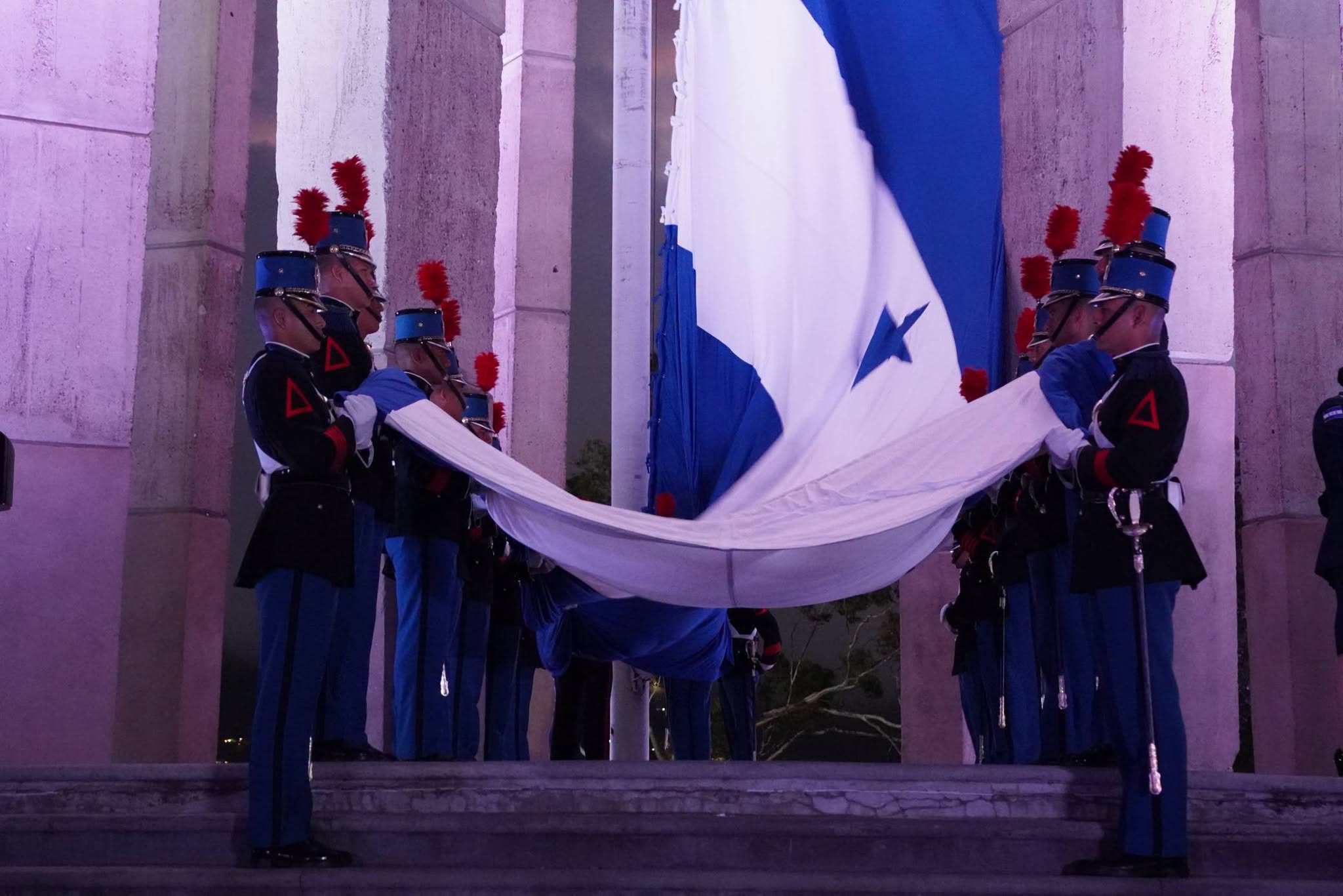 inicio con el izamiento de la Bandera Nacional en el Monumento a La Paz.