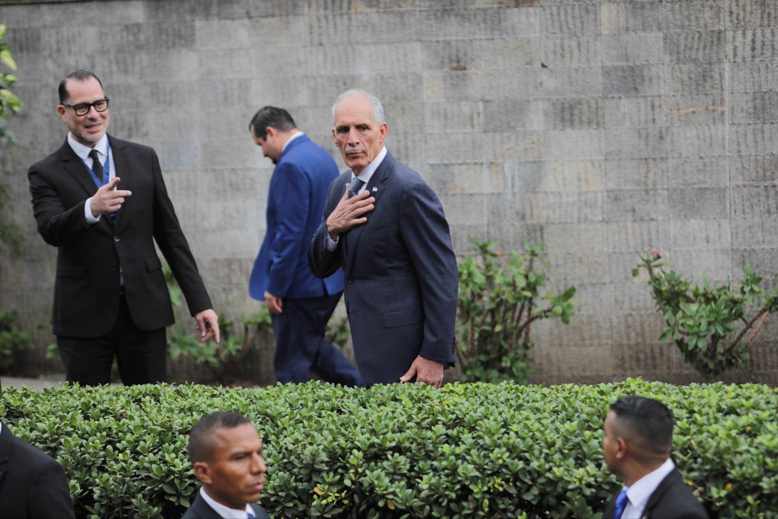 El presidente Asfura mostró su empatía con la protestante.