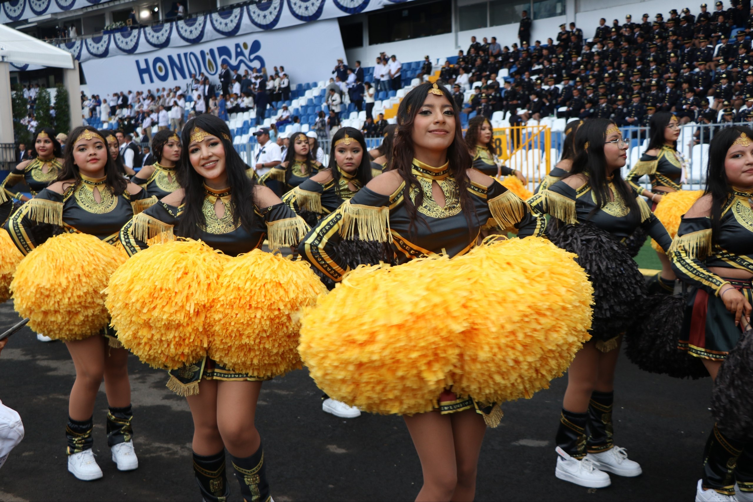 Las pomponeras acompañan a la banda de guerra.