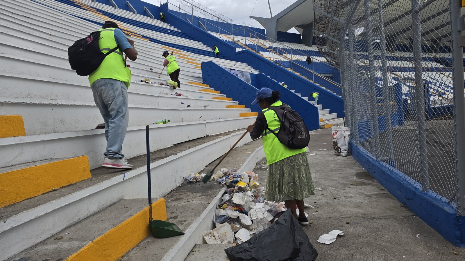 Cuadrillas de limpieza ingresaron inmediatamente al estadio para llevar a cabo el retiro de residuos.
