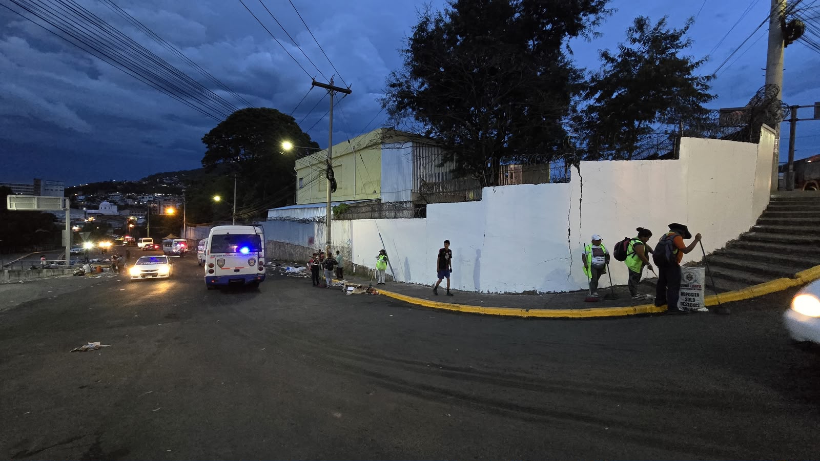 Luego de que las calles quedasen vacías, se realizó la jornada de limpieza.