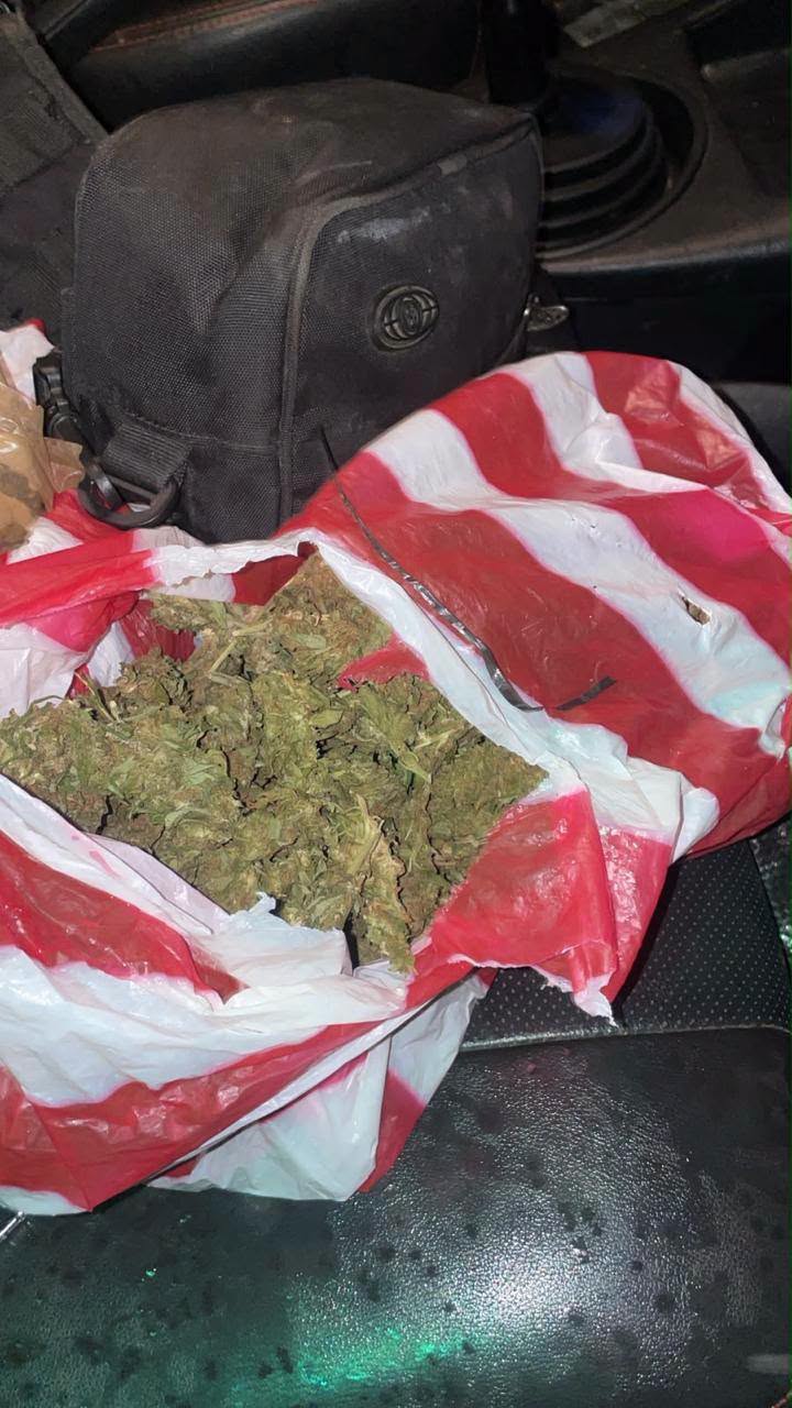 Además hubo hallazgo de supuesta marihuana.