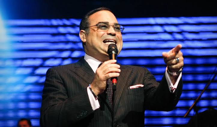 “Íntimo (en vivo)”, por Gilberto Santa Rosa, nominado a Mejor música tropical tradicional.
