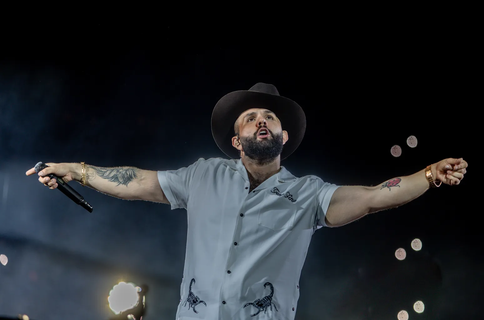 Carín León, se sitúa como uno de los artistas con mayor nominaciones.