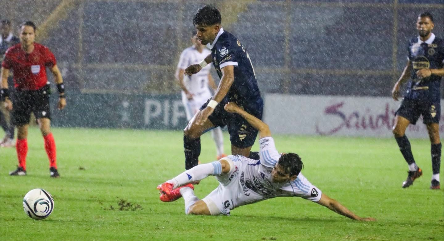 Una noche lluviosa, en el Cuscatlan.