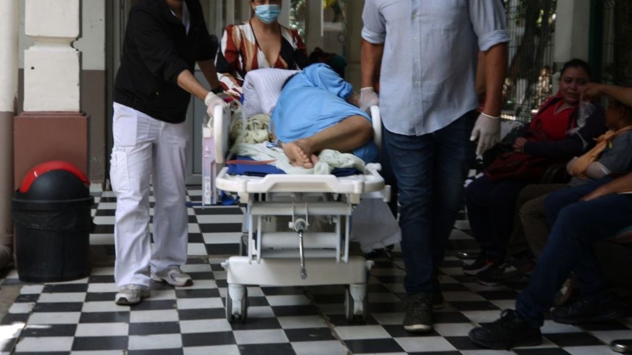 La falta de agua potable ha obligado a muchas familias de la capital a almacenar el líquido durante varios días,