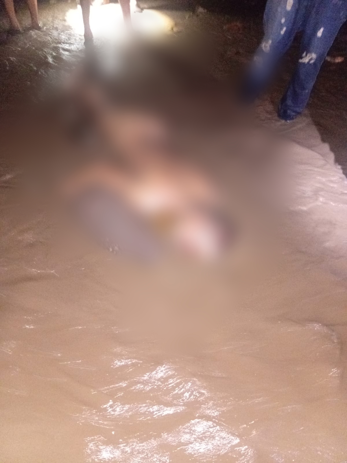 El vehículo fue localizado posteriormente río abajo y una de las víctimas, identificada como Darwin Javier Montoya Suazo, fue encontrada sin vida.