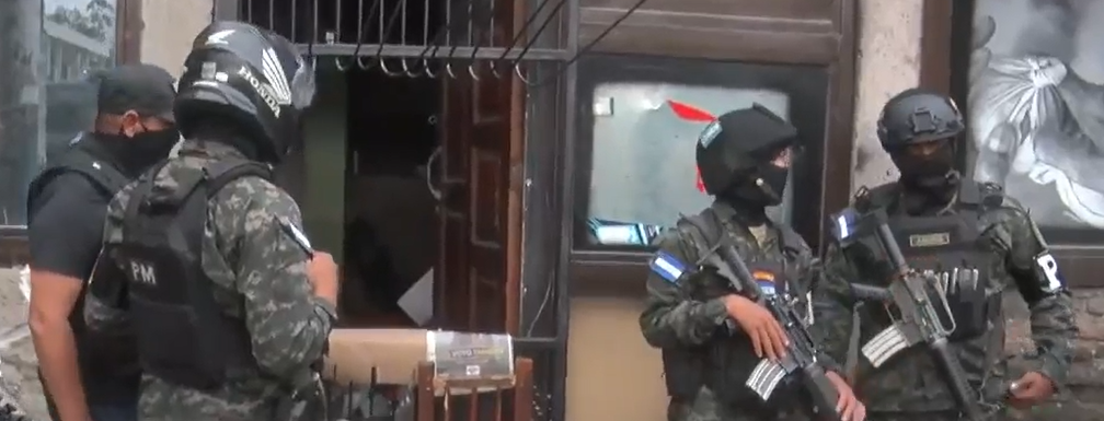 Agentes de la Policía Militar participan en los allanamientos ejecutados este lunes en distintos sectores de Tegucigalpa.