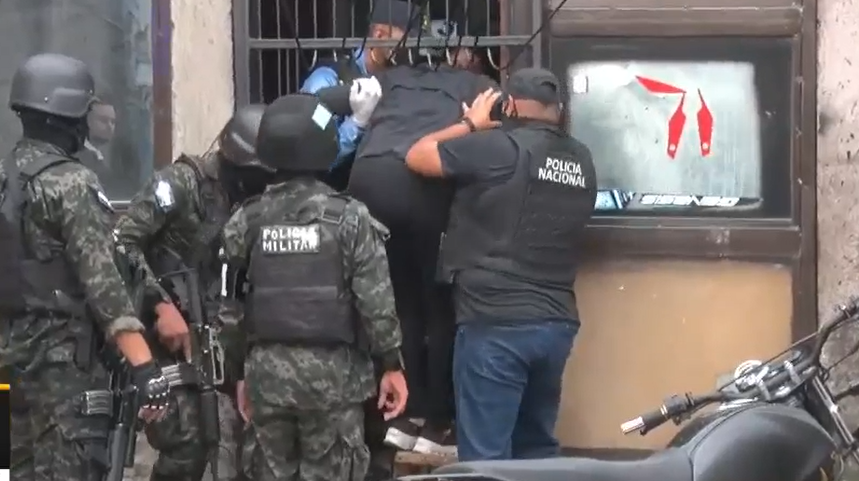 Unidades caninas participan en las inspecciones realizadas durante los operativos de la PMOP en la capital.
