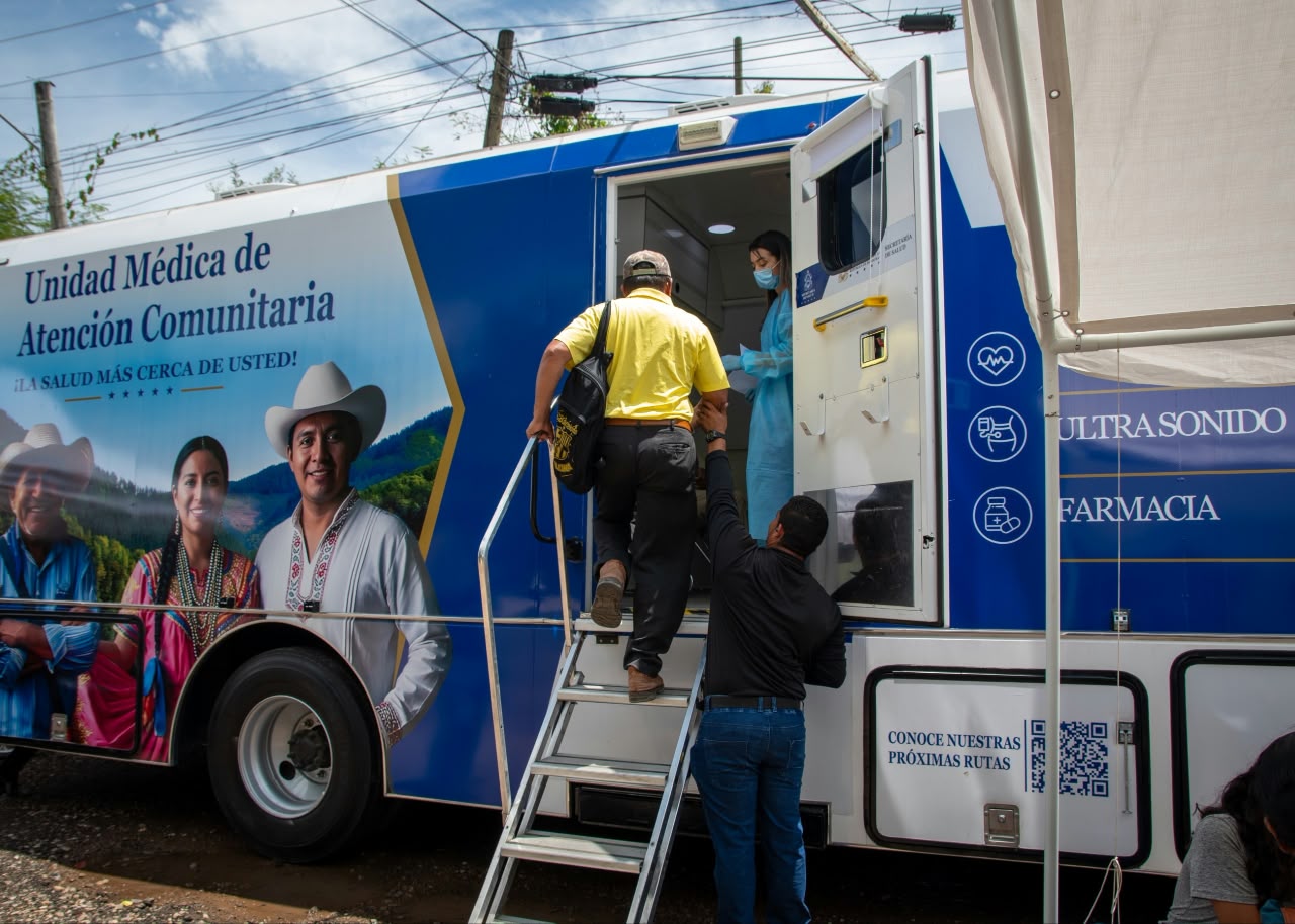 Las unidades cuentan con tecnología de telemedicina para conectar a médicos generales con especialistas.