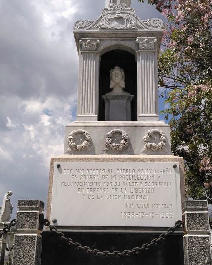 El primer mausoleo construido en el nuevo cementerio estuvo destinado precisamente a Francisco Morazán.