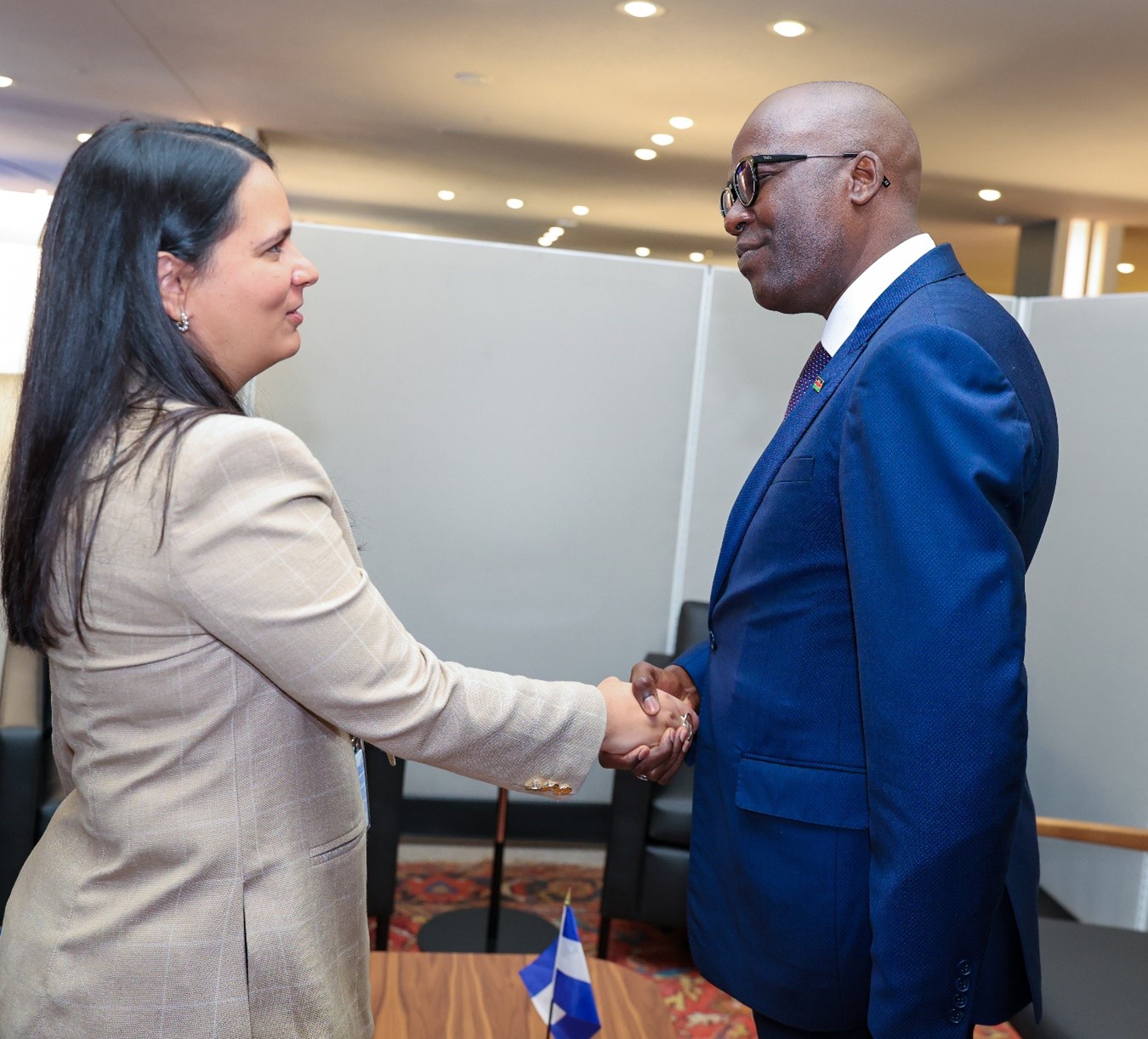 La subsecretaria de Relaciones Exteriores de Honduras, Pamela Handal y el secretario principal de Asuntos Exteriores de Kenia, Abraham Korir Sing'oei