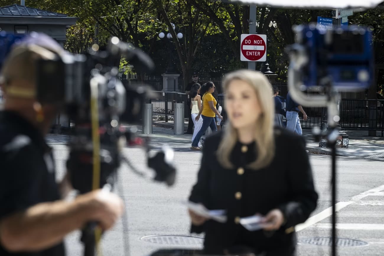 Un producto de CNN pudo ingresar este jueves a la Casa Blanca.