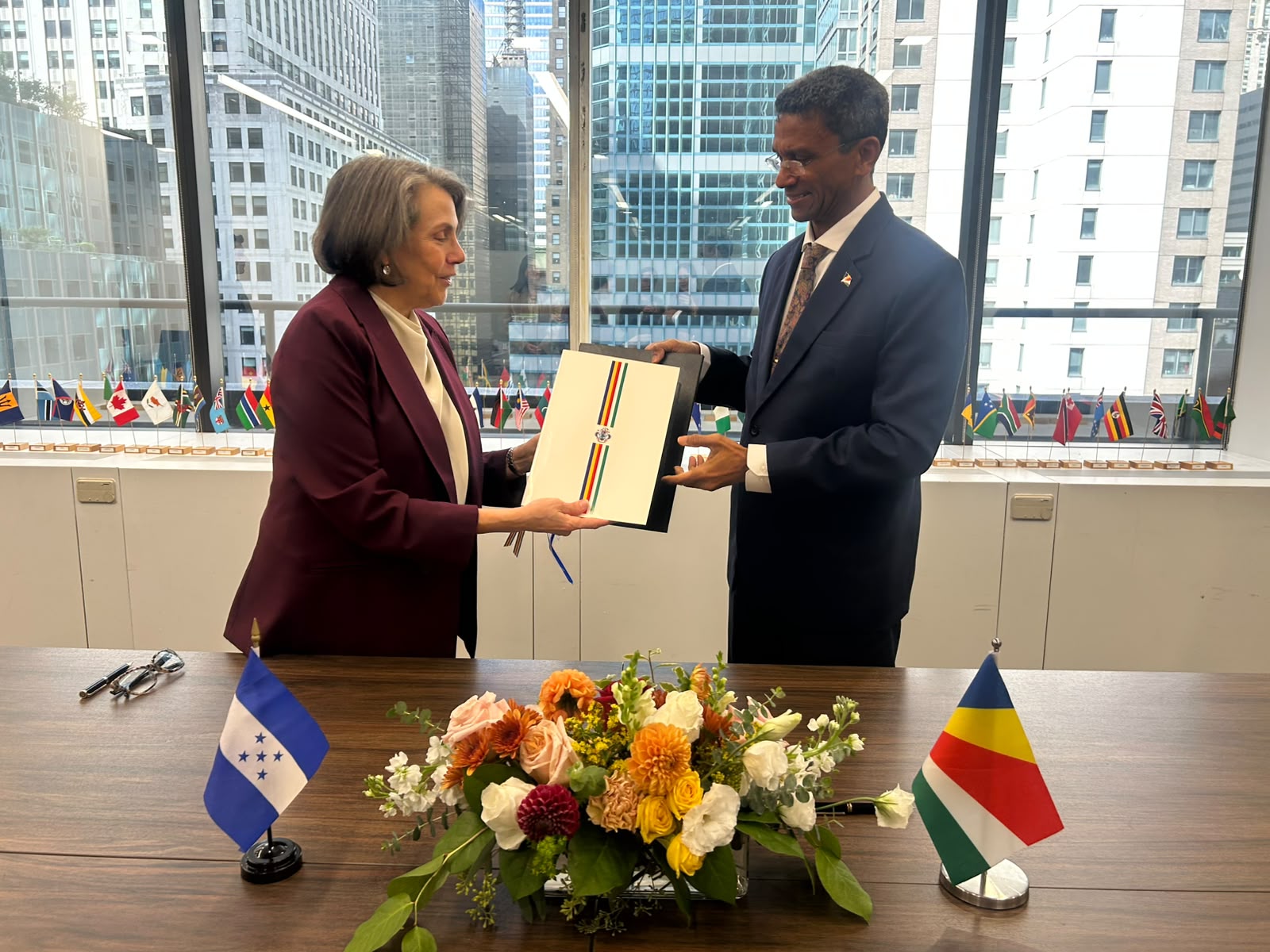 Mireya Agüero y Barry Faure firmaron el comunicado que establece las relaciones diplomáticas entre Honduras y Seychelles.