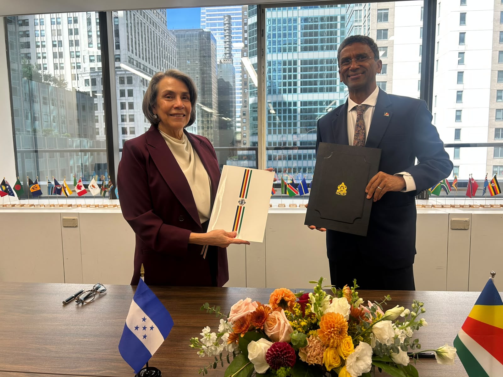 Honduras y Seychelles acordaron explorar nuevas áreas de cooperación bilateral.