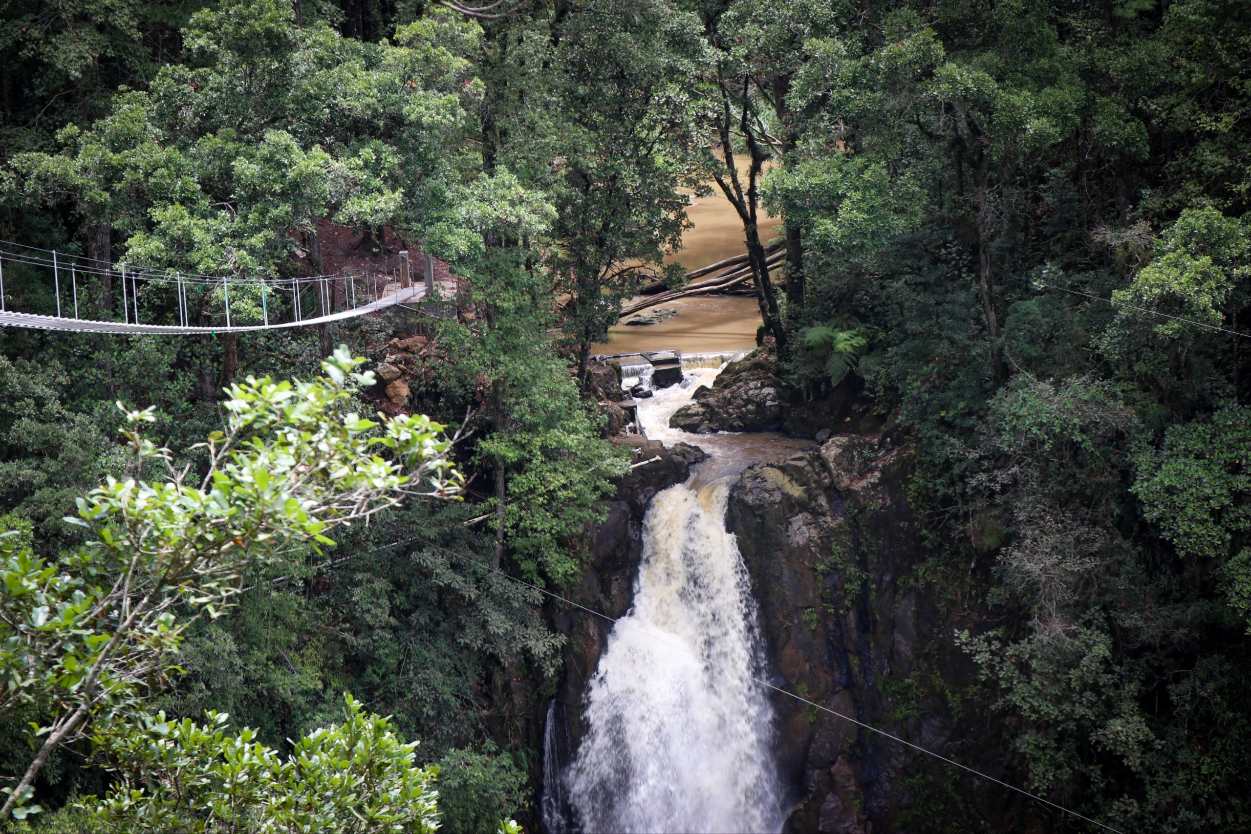 Mediante realizas las actividades una hermosa cascada adorna las faldas de las montañas.