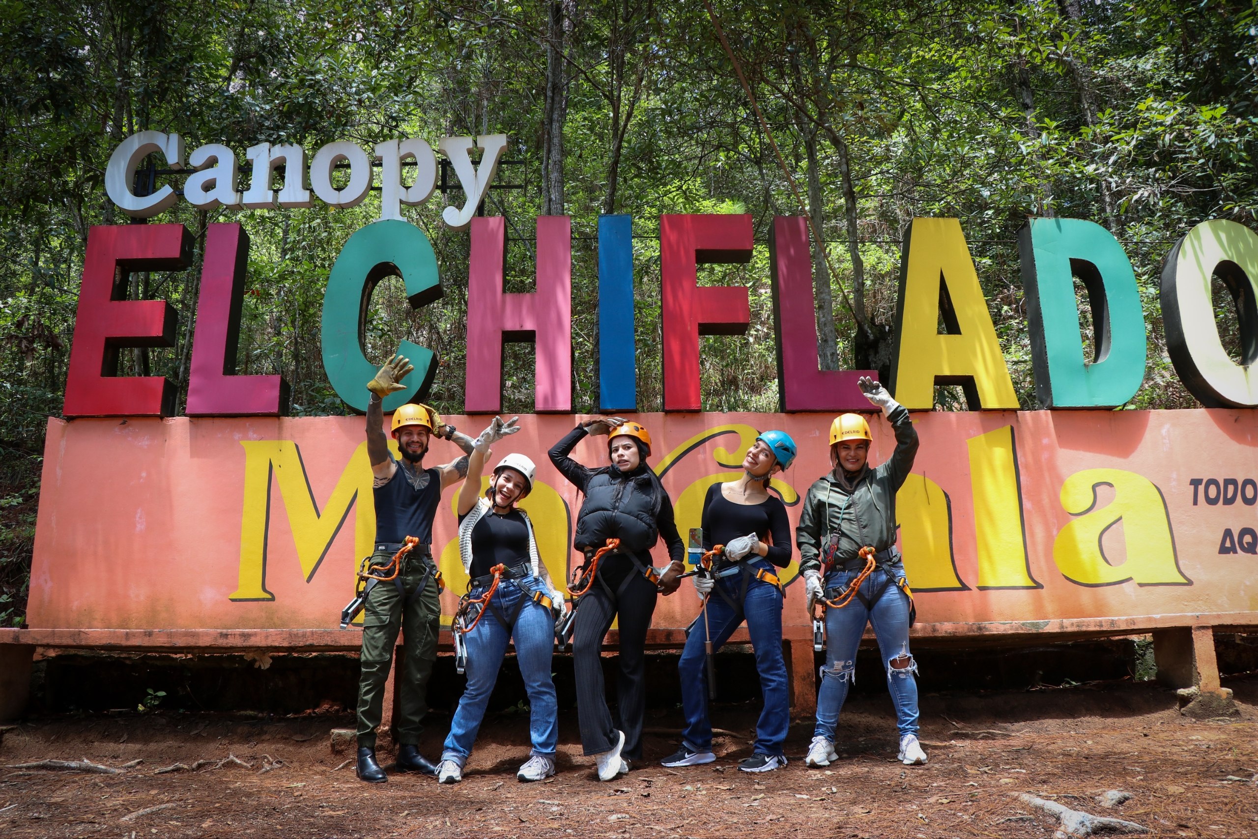 Los turistas disfrutan de una experiencia única con amigos y familiares.